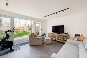 Stylish 3-Bed Townhouse with 3 Baths in Southgate - New Barnet