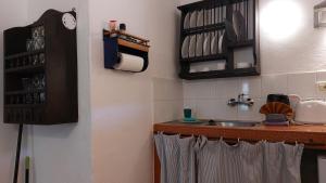 Apartment mit kleiner Innenhof-Terrasse im mediterranen Stil