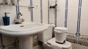 Apartment mit kleiner Innenhof-Terrasse im mediterranen Stil