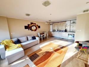 Cozy open space home near Old city center of Timisoara with private parking space