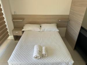 ZONA VIP elegante y comodo APARTAMENTO FAMILIAR CON BALCON y hermosa vista a la calle, canal isuto zona equipetrol