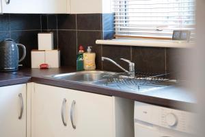 High-End home, Free Parking, 3 beds, sleeps 5