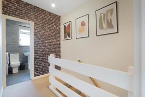 High-End home, Free Parking, 3 beds, sleeps 5