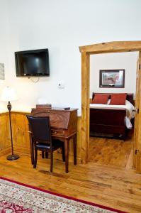 Premier Queen Suite room in The Lodges at Gettysburg