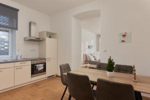 Historic Redesigned Schönbrunn Palace Apartments w Free Parking and 24h Check-in