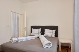 Historic Redesigned Schönbrunn Palace Apartments w Free Parking and 24h Check-in