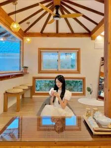 Private house emotional accommodation, Hanok Stay Owol - Yeongju