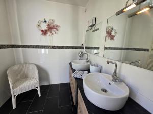 Maisons de vacances Maison vue mer incroyable 180 degres , acces direct plage et GR34 : photos des chambres