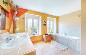 Maisons de vacances Stunning Home In Flaignes-Havys : photos des chambres