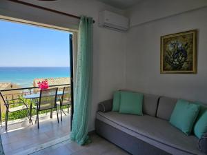 Glyfada Beach Apartment - Seaside Retreat