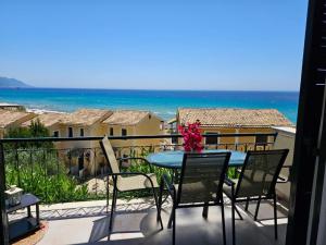 Glyfada Beach Apartment - Seaside Retreat