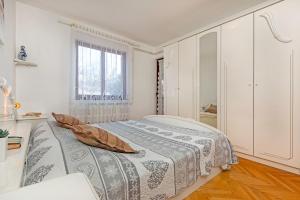 Bright & Spacious Apartment with terrace in Stinjan
