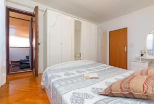 Bright & Spacious Apartment with terrace in Stinjan