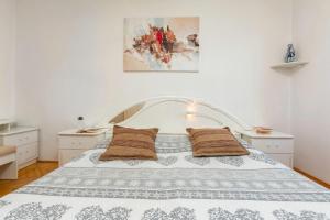 Bright & Spacious Apartment with terrace in Stinjan