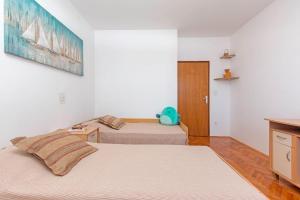 Bright & Spacious Apartment with terrace in Stinjan