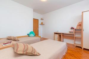 Bright & Spacious Apartment with terrace in Stinjan