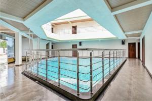 Holiday Aapke Liye V Hotel