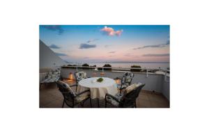 3 Bedroom Beautiful Apartment In Split