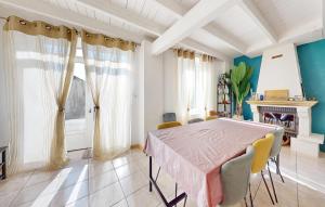Maisons de vacances Awesome Home In Tonnay-Boutonne : photos des chambres