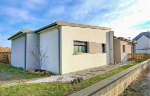 Maisons de vacances 3 Bedroom Nice Home In Amfreville : photos des chambres