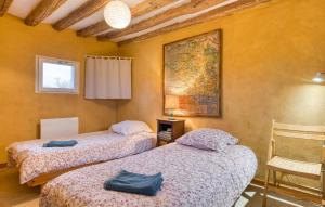 Maisons de vacances Lovely Home In Les Baux De Breteuil : photos des chambres