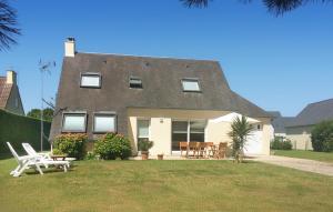 Cozy Home In Quettehou With Wifi