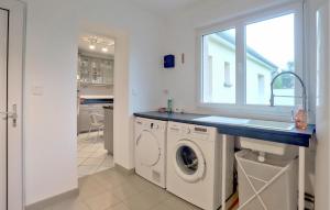 Maisons de vacances Cozy Home In Quettehou With Wifi : photos des chambres