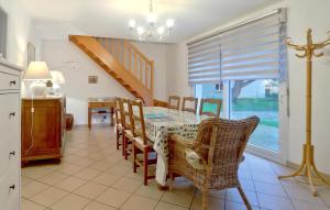 Maisons de vacances Cozy Home In Quettehou With Wifi : photos des chambres