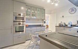 Cozy Home In Quettehou With Wifi