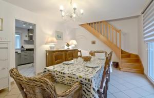Maisons de vacances Cozy Home In Quettehou With Wifi : photos des chambres