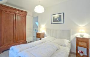 Maisons de vacances Cozy Home In Quettehou With Wifi : photos des chambres