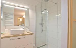 Maisons de vacances Cozy Home In Quettehou With Wifi : Maison de Vacances 4 Chambres