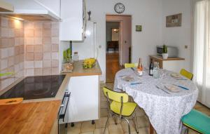 Appartements Awesome Apartment In Carpentras : photos des chambres