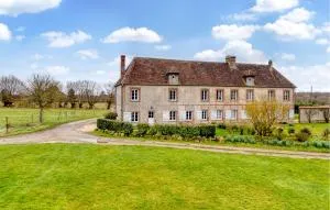 Stunning Home In Les Baux De Breteuil - LʼAigle