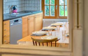 Maisons de vacances Stunning Home In Les Baux De Breteuil : photos des chambres