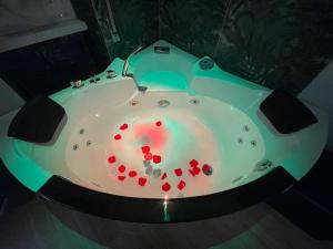 Jacuzzi Suite - Elegant Retreat in Conca Doro