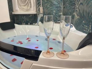 Jacuzzi Suite - Elegant Retreat in Conca Doro