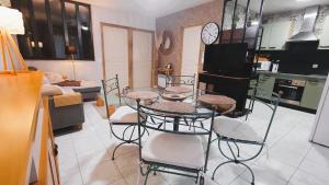 Appartements La Maison d -Isa Meze appartement RdC : photos des chambres