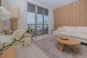 Luxury Miami Apartment Beach and Poolside drinks 2308