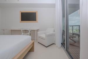 Luxury Miami Apartment Beach and Poolside drinks 2308