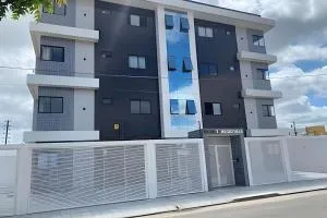 Para 10 pessoas, 03 quartos ar condicionado e ventilador, garagem, atrás do hospital da Unimed - Curaçá