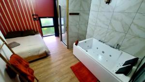 Appartements L&A Home and Spa, baignoire jacuzzi : photos des chambres