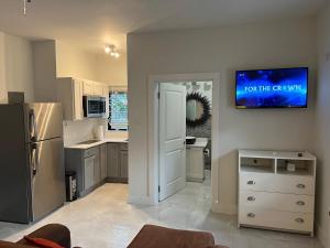 Skyline Retreat- Luxury Studio with Rooftop Pool, TV & AC