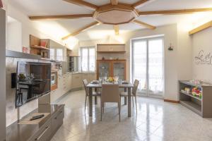 All'Uno, Taio Ospitar