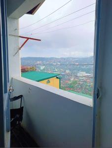 1 bedroom with overlooking city views