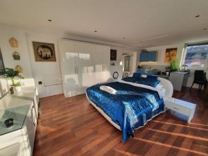 Riverside Loft - Castle View & Free Parking & Terrace