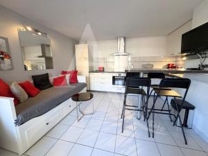 4 PERS, 1 CHAMBRE, PLAGES ET COMMERCES A PIED