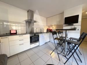 4 PERS, 1 CHAMBRE, PLAGES ET COMMERCES A PIED