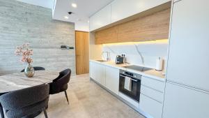 Malberry Park 203 - Modern 2bedroom Apt with Shared Heated Pool, Sauna, Gym, Jacuzzi