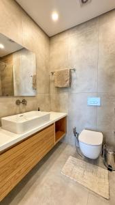 Malberry Park 203 - Modern 2bedroom Apt with Shared Heated Pool, Sauna, Gym, Jacuzzi